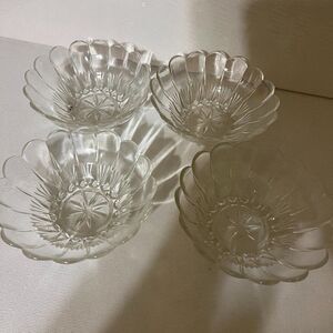 4 Glass Banana Split Sundae Dishes with Scalloped Edge Cut Snow Flake